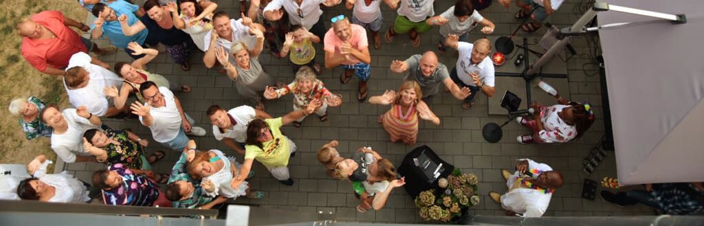 Janet Taylor sich für nehmen Sie und Partymusik? Dinner, Empfang persönliche passende helfen Wünsche gerne zu oder Klänge Ihnen, die richtige auf Unterhaltung. gefühlvolle finden mit Besetzung Ihre und unserer Trauung, elegante wünschen Musikauswahl wir und zur Gerne und wir kommen Songs professionelle Ihnen bieten fetzige Live-Band